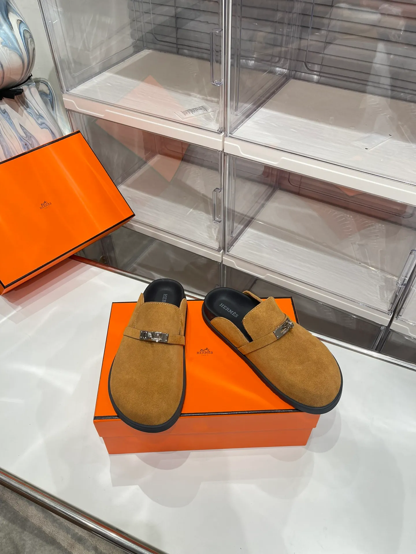 Women's shoes 240 men + 10🐮🐮HERMES Hermes' latest kelly buckle couple's Birkenstock slippers, classic family language design! It looks good no matter how you match it! Casual and high-end feeling, the comfort is also great, with a variety of colorful socks, a trendy sense of high-end ●Upper: imported cow suede ●Inner: imported sheepskin ●Foot pads: imported mixed sheepskin ●Outsole: T women's shoes u non-slip and wear-resistant outsole ●Code number: male 39-44 (45 46 customized) female 35-40 (41 42 customized)
